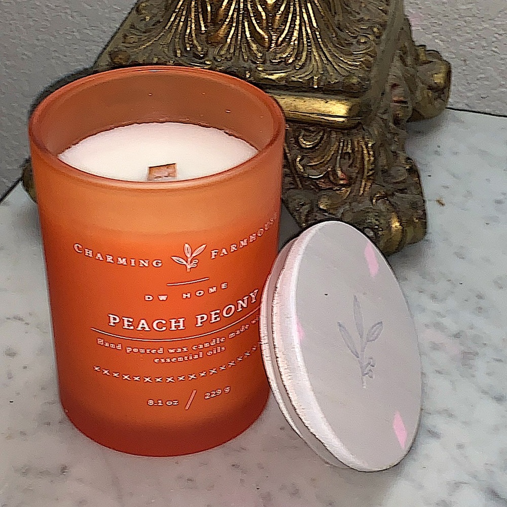 DW HOME CANDLE PEACH PEONY WOOD WICK 8.1 oz NEW CHARMING FARM